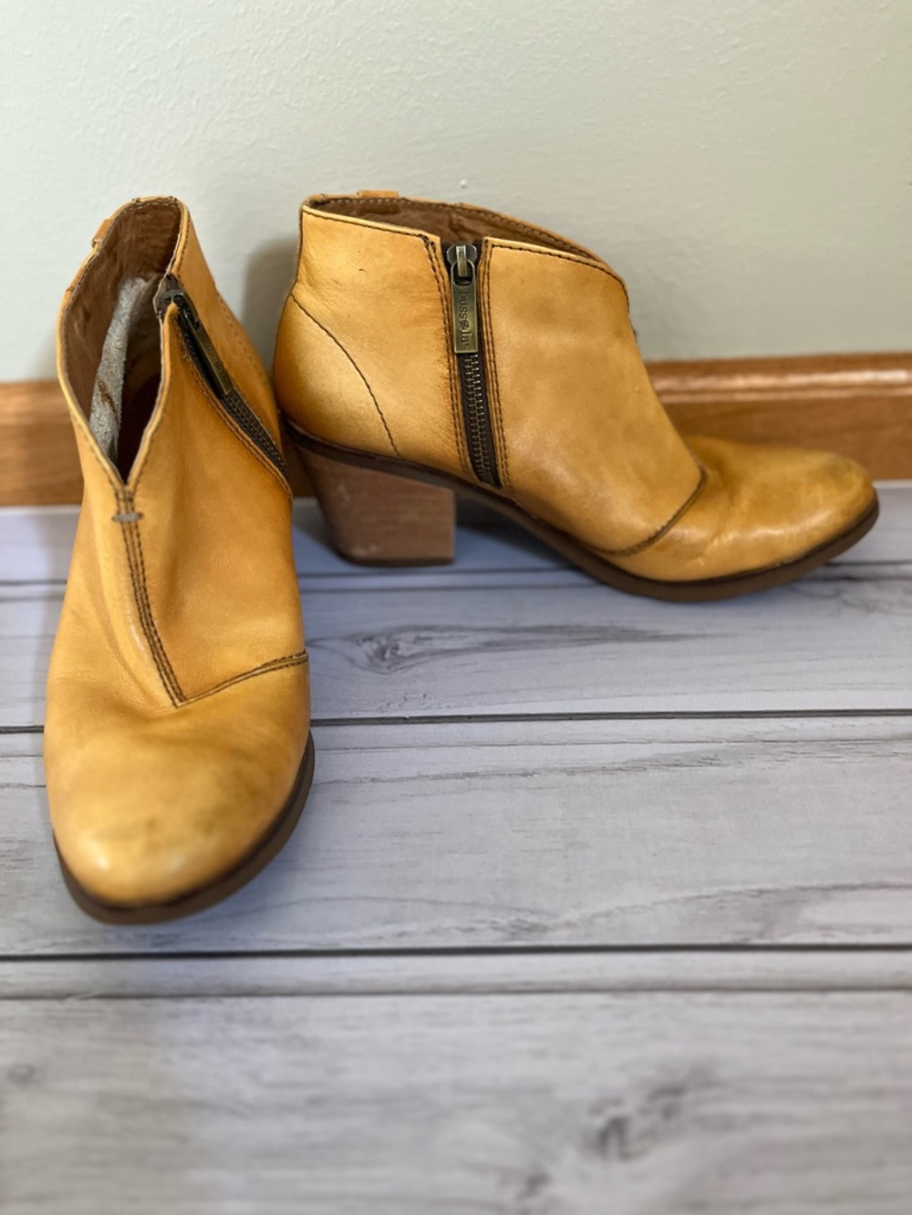 Women’s Bussola Reikiavik leather tan chunky block heel ankle bootie.41(10-10.5)